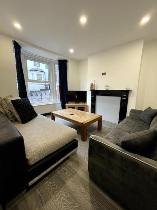 Central Area Terraced House With Private Hot Tub Lincoln Eksteriør bilde